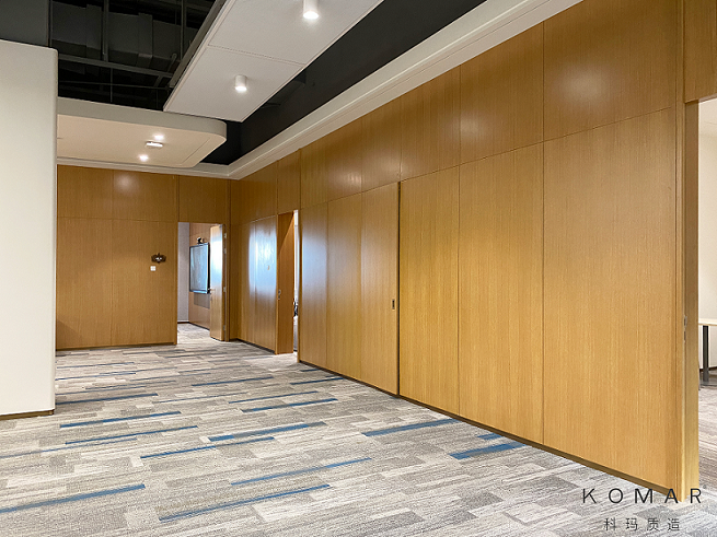 辦公區(qū)_到頂胡桃木墻板.png